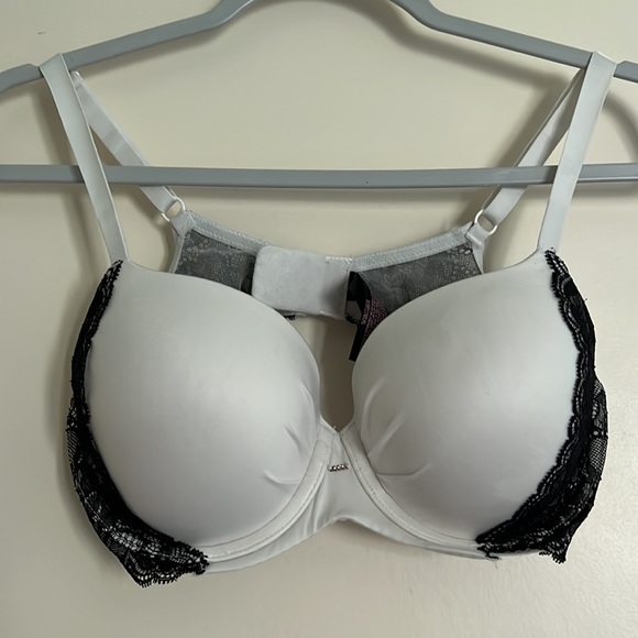 Victoria’s Secret ladies lace bra - Picture 2 of 5